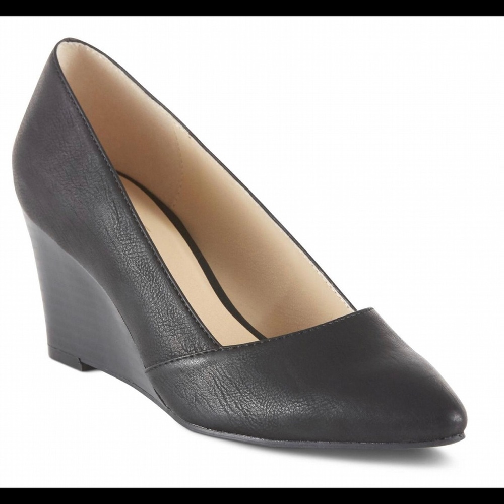 Simply Styled women’s stanzie wedge black pump.